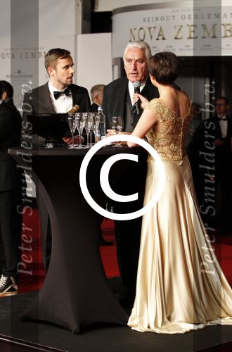 Amsterdam 21 november 2011
Premiere Nova Zembla in het RAI theater. De film is geregisseerd door Reinout Oerlemans en Robert de Hoog en Doutzen Kroes spelen de hoofdrollen.
Prinses Maxima en prins Wilem Alexander zijn de eregasten. Marco Bakker met stiefdochter
Peter Smulders bv