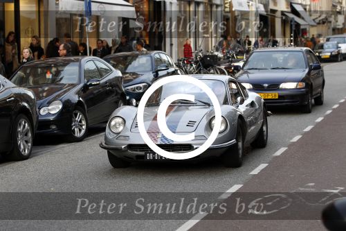 Amsterdam 27 oktober 2011
Marco de vriend van Chantal janzen met zoon in ferrari
Peter Smulders bv