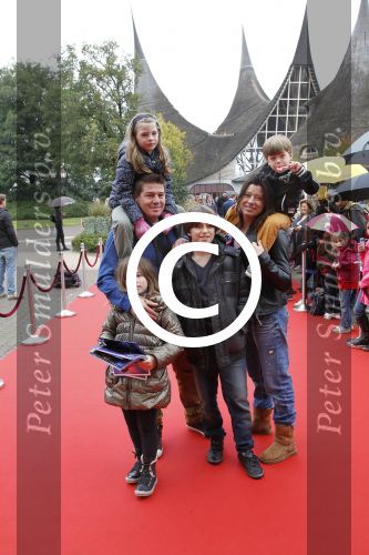Kaatsheuvel, 9 Oktober 2011
Premiï¿½re van de musical Droomvlucht
Amanda Krabbe en Martijn Krabbe met de kinderen
Foto Peter smulders BV