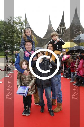 Kaatsheuvel, 9 Oktober 2011
Premiï¿½re van de musical Droomvlucht
Amanda Krabbe en Martijn Krabbe met de kinderen
Foto Peter smulders BV
