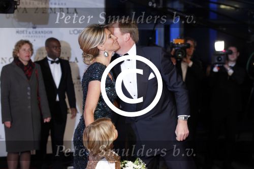 Amsterdam 21 november 2011
Premiere Nova Zembla in het RAI theater. De film is geregisseerd door Reinout Oerlemans en Robert de Hoog en Doutzen Kroes spelen de hoofdrollen.
Prinses Maxima en prins Wilem Alexander zijn de eregasten. Benjamin Oerlemans geeft bloemen aan Maxima
Peter Smulders bv