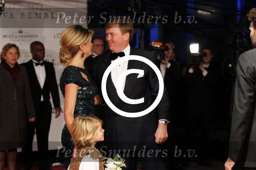 Amsterdam 21 november 2011
Premiere Nova Zembla in het RAI theater. De film is geregisseerd door Reinout Oerlemans en Robert de Hoog en Doutzen Kroes spelen de hoofdrollen.
Prinses Maxima en prins Wilem Alexander zijn de eregasten. Benjamin Oerlemans geeft bloemen aan Maxima
Peter Smulders bv