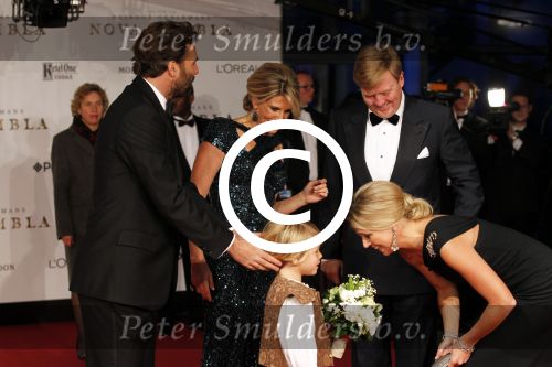 Amsterdam 21 november 2011
Premiere Nova Zembla in het RAI theater. De film is geregisseerd door Reinout Oerlemans en Robert de Hoog en Doutzen Kroes spelen de hoofdrollen.
Prinses Maxima en prins Wilem Alexander zijn de eregasten. Benjamin Oerlemans geeft bloemen aan Maxima
Peter Smulders bv