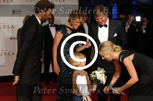 Amsterdam 21 november 2011
Premiere Nova Zembla in het RAI theater. De film is geregisseerd door Reinout Oerlemans en Robert de Hoog en Doutzen Kroes spelen de hoofdrollen.
Prinses Maxima en prins Wilem Alexander zijn de eregasten. Benjamin Oerlemans geeft bloemen aan Maxima
Peter Smulders bv