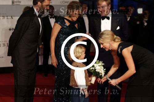 Amsterdam 21 november 2011
Premiere Nova Zembla in het RAI theater. De film is geregisseerd door Reinout Oerlemans en Robert de Hoog en Doutzen Kroes spelen de hoofdrollen.
Prinses Maxima en prins Wilem Alexander zijn de eregasten. Benjamin Oerlemans geeft bloemen aan Maxima
Peter Smulders bv