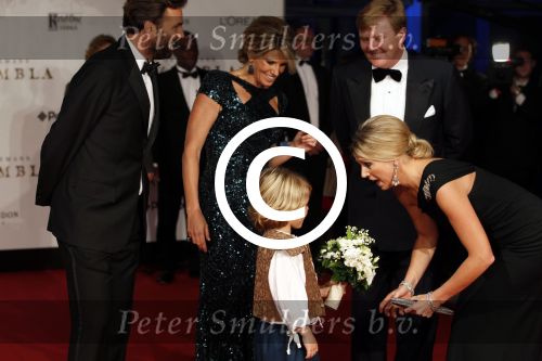 Amsterdam 21 november 2011
Premiere Nova Zembla in het RAI theater. De film is geregisseerd door Reinout Oerlemans en Robert de Hoog en Doutzen Kroes spelen de hoofdrollen.
Prinses Maxima en prins Wilem Alexander zijn de eregasten. Benjamin Oerlemans geeft bloemen aan Maxima
Peter Smulders bv