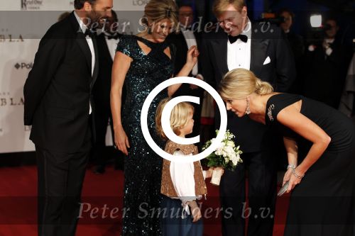 Amsterdam 21 november 2011
Premiere Nova Zembla in het RAI theater. De film is geregisseerd door Reinout Oerlemans en Robert de Hoog en Doutzen Kroes spelen de hoofdrollen.
Prinses Maxima en prins Wilem Alexander zijn de eregasten. Benjamin Oerlemans geeft bloemen aan Maxima
Peter Smulders bv