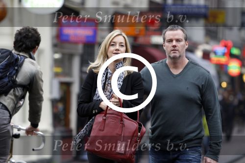 Amsterdam 6 november 201
Bridget Maasland viert haar verjaardag op de wallen bij chinees restaurant Oriental. Ook haar vriend Pieter v Schaijk is aanwezig. Monique Mathijssen met vriend
Peter Smulders bv