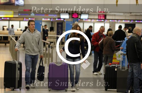 Schiphol en Sint maarten 8 november 2011
Vertrek en aankomst gasten huwelijk Lisa en Jan Smit. Monique Smit met vriend
Peter Smulders bv