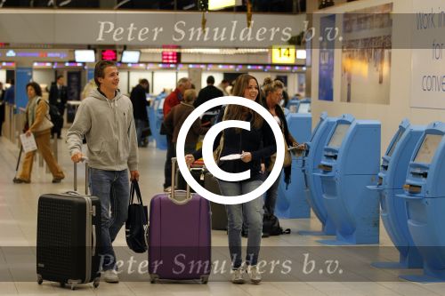 Schiphol en Sint maarten 8 november 2011
Vertrek en aankomst gasten huwelijk Lisa en Jan Smit. Monique Smit met vriend
Peter Smulders bv