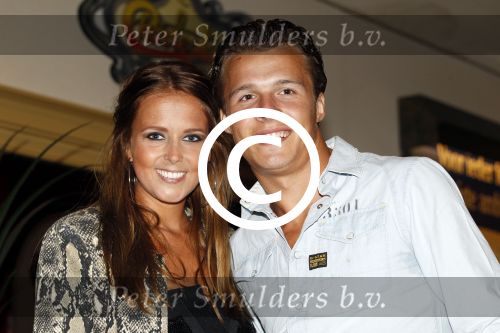 Volendam 17 november 2011
Monique Smit met vriend bij feest trouwen Jan en Liza Smit.
Peter Smulders bv
