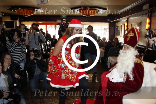 Volendam 24 november 2011
Presentatie dvd Nick en Simon symphonica in Rosso. Angela Groothuizen als sinterklaas en Monique Smit als kerstman reikten ze uit
Peter Smulders bv