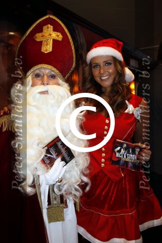 Volendam 24 november 2011
Presentatie dvd Nick en Simon symphonica in Rosso. Angela Groothuizen als sinterklaas en Monique Smit als kerstman reikten ze uit
Peter Smulders bv