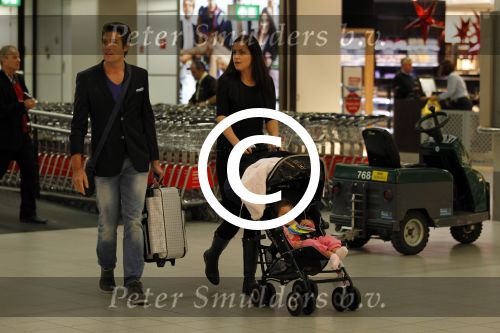 Amsterdam 8 november 2011
Nick Schilder met vriendin en dochter op schiphol.
Peter Smulders bv