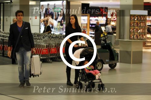 Amsterdam 8 november 2011
Nick Schilder met vriendin en dochter op schiphol.
Peter Smulders bv