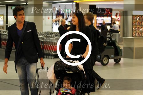 Amsterdam 8 november 2011
Nick Schilder met vriendin en dochter op schiphol.
Peter Smulders bv
