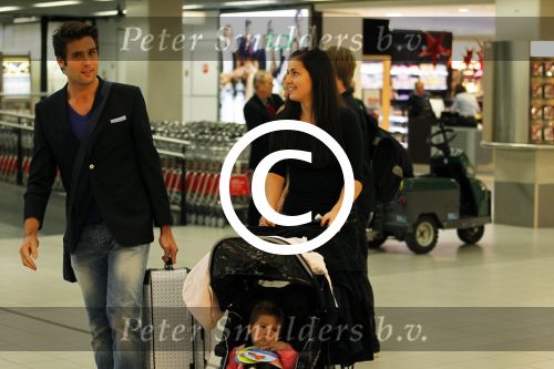 Amsterdam 8 november 2011
Nick Schilder met vriendin en dochter op schiphol.
Peter Smulders bv