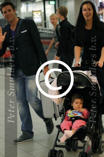 Amsterdam 8 november 2011
Nick Schilder met vriendin en dochter op schiphol.
Peter Smulders bv