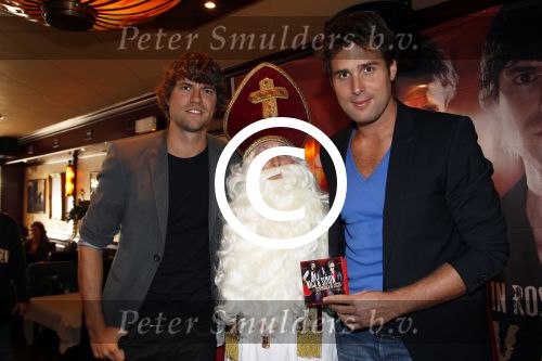 Volendam 24 november 2011
Presentatie dvd Nick en Simon symphonica in Rosso. Angela Groothuizen als sinterklaas en Monique Smit als kerstman reikten ze uit
Peter Smulders bv
