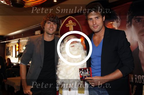 Volendam 24 november 2011
Presentatie dvd Nick en Simon symphonica in Rosso. Angela Groothuizen als sinterklaas en Monique Smit als kerstman reikten ze uit
Peter Smulders bv
