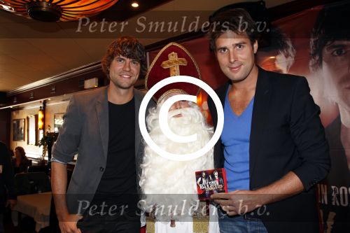 Volendam 24 november 2011
Presentatie dvd Nick en Simon symphonica in Rosso. Angela Groothuizen als sinterklaas en Monique Smit als kerstman reikten ze uit
Peter Smulders bv