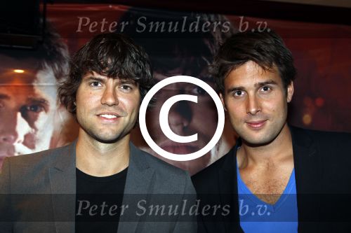 Volendam 24 november 2011
Presentatie dvd Nick en Simon symphonica in Rosso. Angela Groothuizen als sinterklaas en Monique Smit als kerstman reikten ze uit
Peter Smulders bv