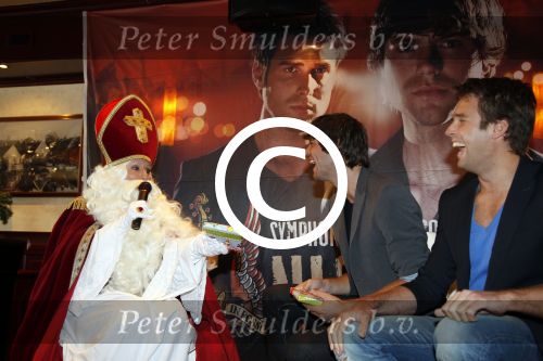 Volendam 24 november 2011
Presentatie dvd Nick en Simon symphonica in Rosso. Angela Groothuizen als sinterklaas en Monique Smit als kerstman reikten ze uit
Peter Smulders bv