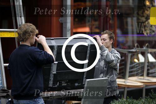 Amsterdam 7 november 2011
Nicolette v Dam en Bas Smit gaan verhuizen naar hun nieuwe huis.
Peter Smulders bv