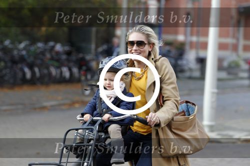 Amsterdam 2 november 2011
Nikkie Plessen met dochter op de fiets.
Peter Smulders bv