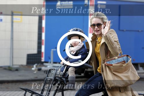 Amsterdam 2 november 2011
Nikkie Plessen met dochter op de fiets.
Peter Smulders bv