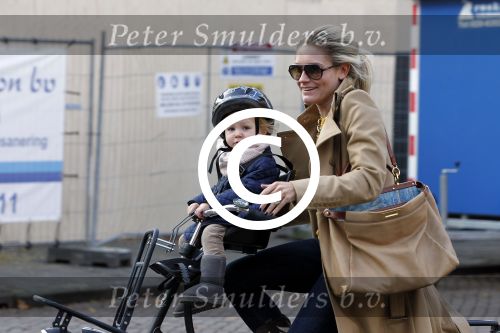 Amsterdam 2 november 2011
Nikkie Plessen met dochter op de fiets.
Peter Smulders bv