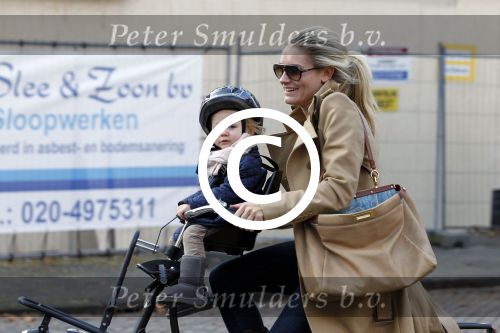 Amsterdam 2 november 2011
Nikkie Plessen met dochter op de fiets.
Peter Smulders bv