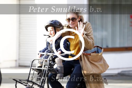 Amsterdam 2 november 2011
Nikkie Plessen met dochter op de fiets.
Peter Smulders bv