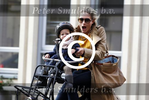 Amsterdam 2 november 2011
Nikkie Plessen met dochter op de fiets.
Peter Smulders bv