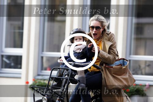 Amsterdam 2 november 2011
Nikkie Plessen met dochter op de fiets.
Peter Smulders bv