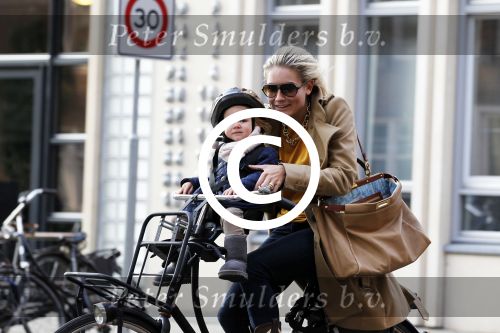 Amsterdam 2 november 2011
Nikkie Plessen met dochter op de fiets.
Peter Smulders bv
