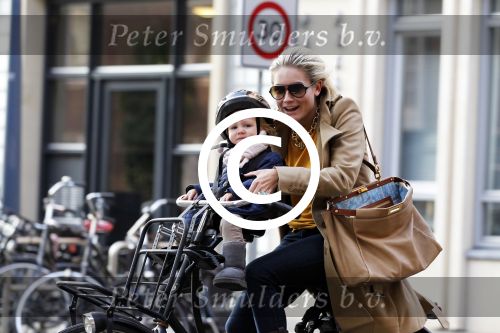 Amsterdam 2 november 2011
Nikkie Plessen met dochter op de fiets.
Peter Smulders bv