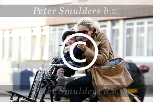 Amsterdam 2 november 2011
Nikkie Plessen met dochter op de fiets.
Peter Smulders bv