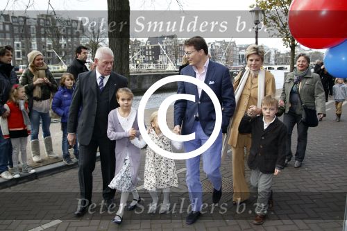 Amsterdam 26 november 2011
Premiere Dolfje Weerwolfje in carre. Paul v Loon met Prinses Laurentien Prins Constantijn en hun kinderen Aloise Claus Cazimir en ...
Peter Smulders bv