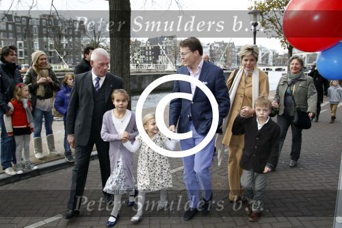 Amsterdam 26 november 2011
Premiere Dolfje Weerwolfje in carre. Paul v Loon met Prinses Laurentien Prins Constantijn en hun kinderen Aloise Claus Cazimir en ...
Peter Smulders bv