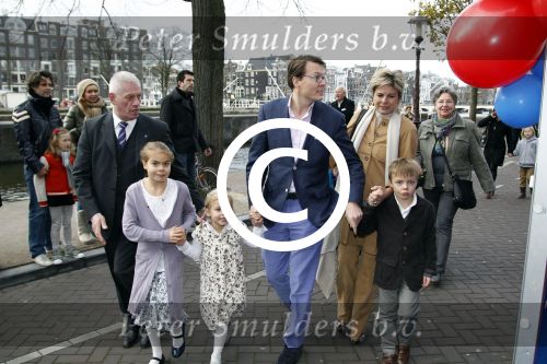 Amsterdam 26 november 2011
Premiere Dolfje Weerwolfje in carre. Paul v Loon met Prinses Laurentien Prins Constantijn en hun kinderen Aloise Claus Cazimir en ...
Peter Smulders bv