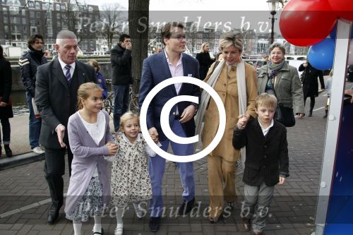 Amsterdam 26 november 2011
Premiere Dolfje Weerwolfje in carre. Paul v Loon met Prinses Laurentien Prins Constantijn en hun kinderen Aloise Claus Cazimir en ...
Peter Smulders bv