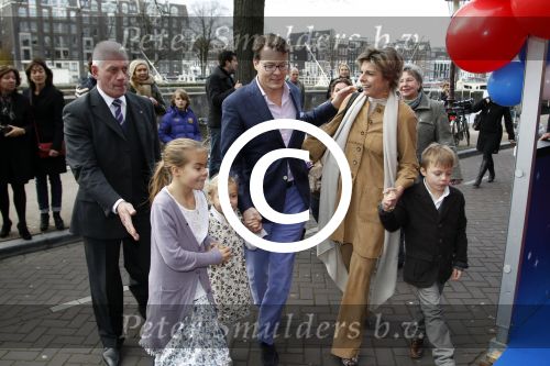 Amsterdam 26 november 2011
Premiere Dolfje Weerwolfje in carre. Paul v Loon met Prinses Laurentien Prins Constantijn en hun kinderen Aloise Claus Cazimir en ...
Peter Smulders bv