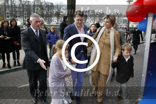Amsterdam 26 november 2011
Premiere Dolfje Weerwolfje in carre. Paul v Loon met Prinses Laurentien Prins Constantijn en hun kinderen Aloise Claus Cazimir en ...
Peter Smulders bv