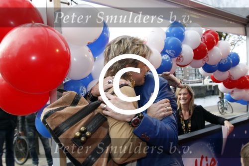 Amsterdam 26 november 2011
Premiere Dolfje Weerwolfje in carre. Paul v Loon met Prinses Laurentien Prins Constantijn en hun kinderen Aloise Claus Cazimir en ...
Peter Smulders bv