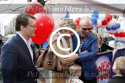 Amsterdam 26 november 2011
Premiere Dolfje Weerwolfje in carre. Paul v Loon met Prinses Laurentien Prins Constantijn en hun kinderen Aloise Claus Cazimir en ...
Peter Smulders bv