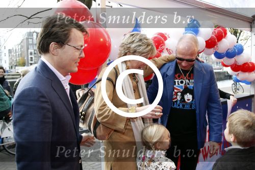 Amsterdam 26 november 2011
Premiere Dolfje Weerwolfje in carre. Paul v Loon met Prinses Laurentien Prins Constantijn en hun kinderen Aloise Claus Cazimir en ...
Peter Smulders bv