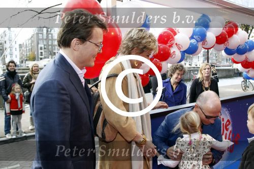 Amsterdam 26 november 2011
Premiere Dolfje Weerwolfje in carre. Paul v Loon met Prinses Laurentien Prins Constantijn en hun kinderen Aloise Claus Cazimir en ...
Peter Smulders bv