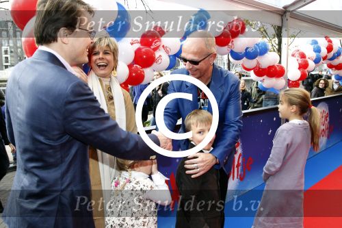 Amsterdam 26 november 2011
Premiere Dolfje Weerwolfje in carre. Paul v Loon met Prinses Laurentien Prins Constantijn en hun kinderen Aloise Claus Cazimir en ...
Peter Smulders bv