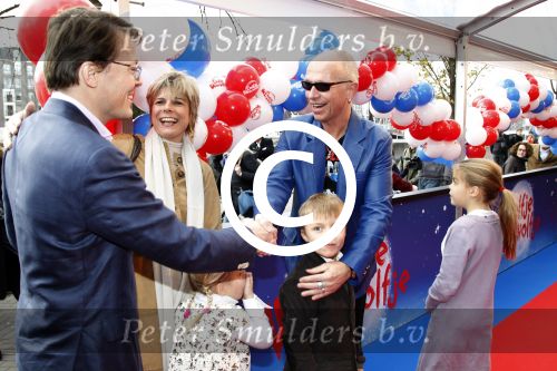 Amsterdam 26 november 2011
Premiere Dolfje Weerwolfje in carre. Paul v Loon met Prinses Laurentien Prins Constantijn en hun kinderen Aloise Claus Cazimir en ...
Peter Smulders bv